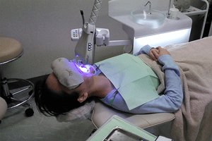 歯科医院でホワイトニングを繰返す様子